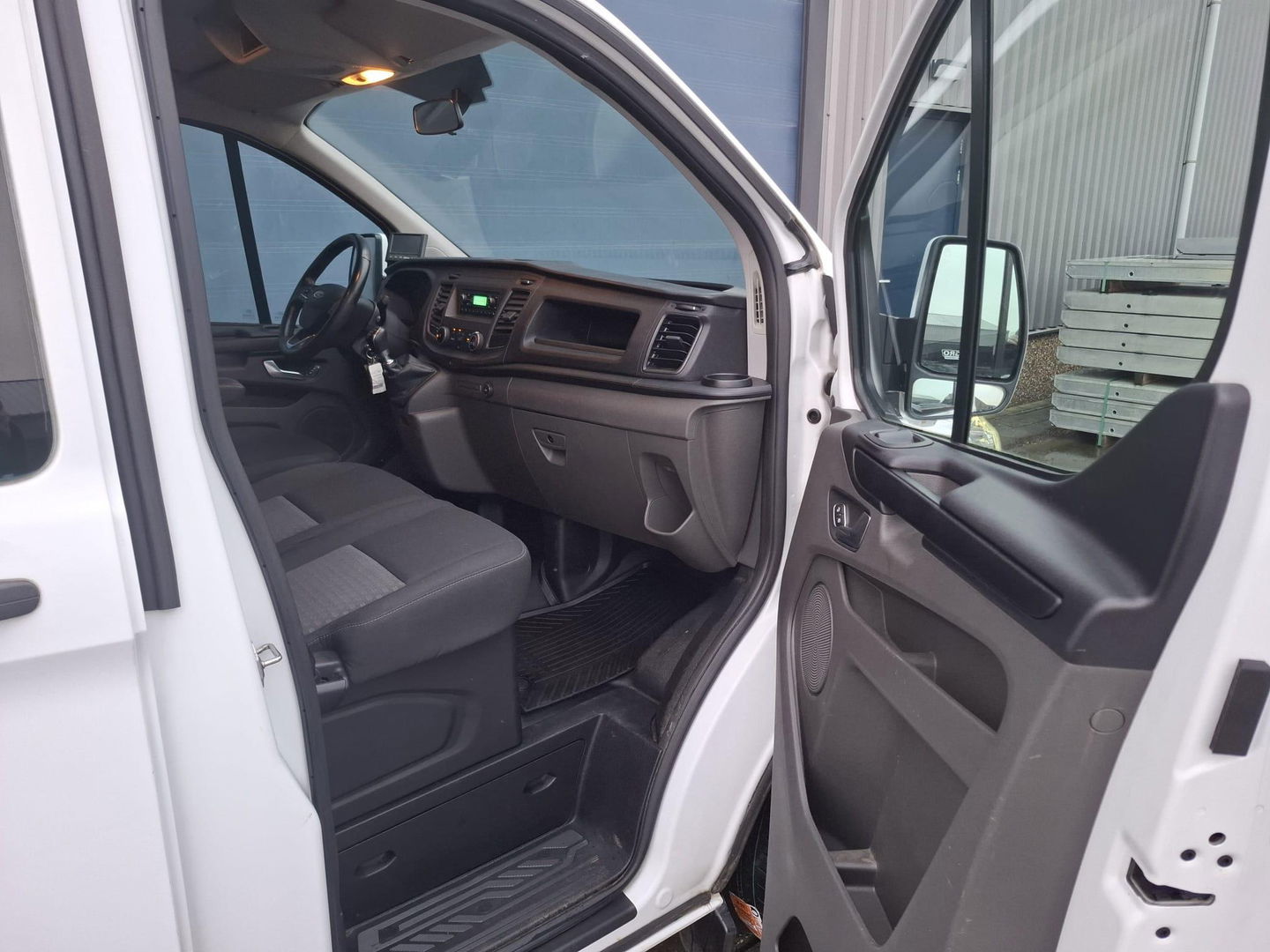 Ford Transit Custom 300L 2.0TD130Pk/96Kw mHEV M6 Ambiente AIRCO / CRUISE CONTROLE / TREKHAAK / EURO 6 / 3 ZITS