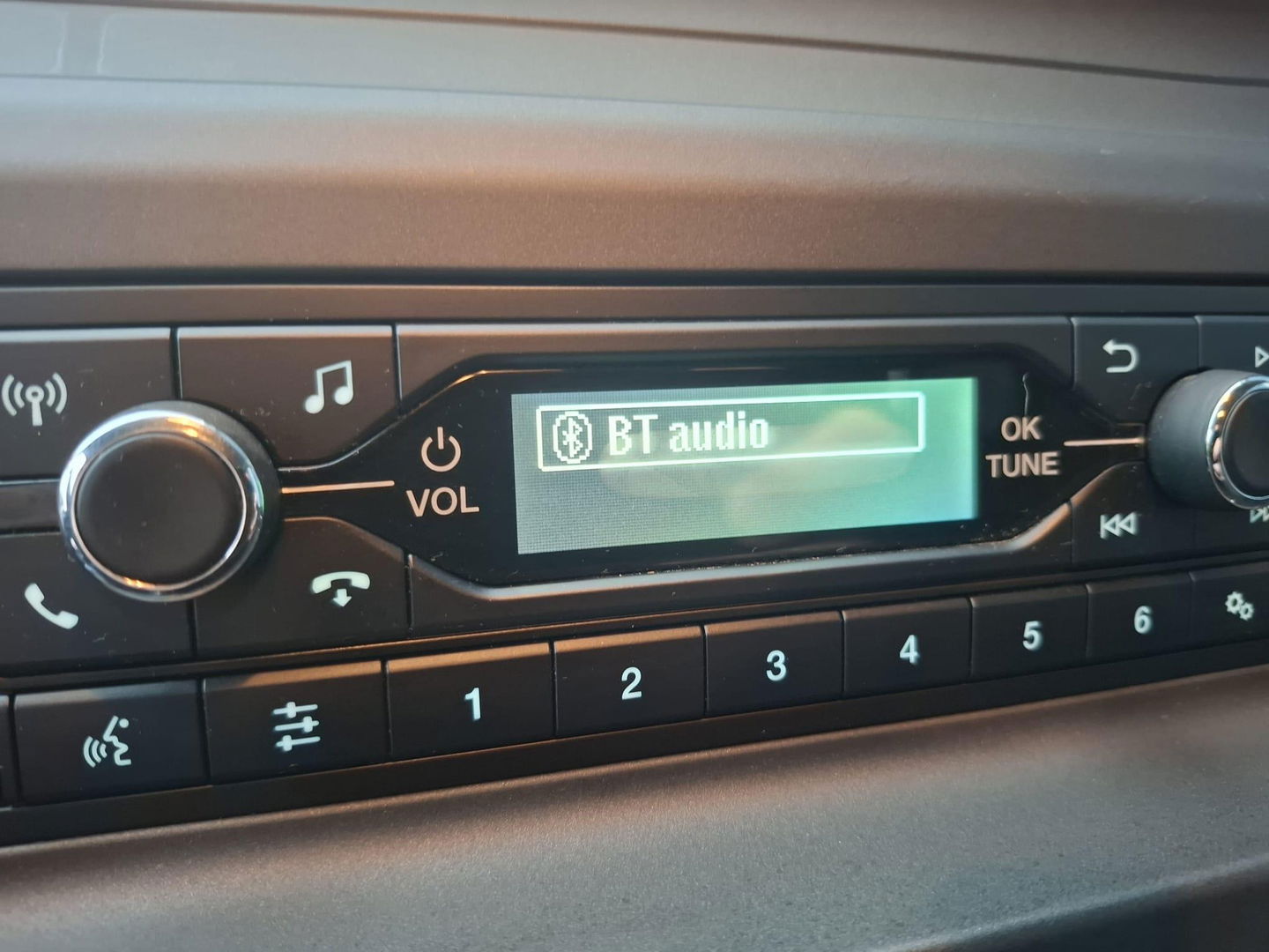 Ford Transit Custom 300L 2.0TD130Pk/96Kw mHEV M6 Ambiente AIRCO / CRUISE CONTROLE / TREKHAAK / EURO 6 / 3 ZITS