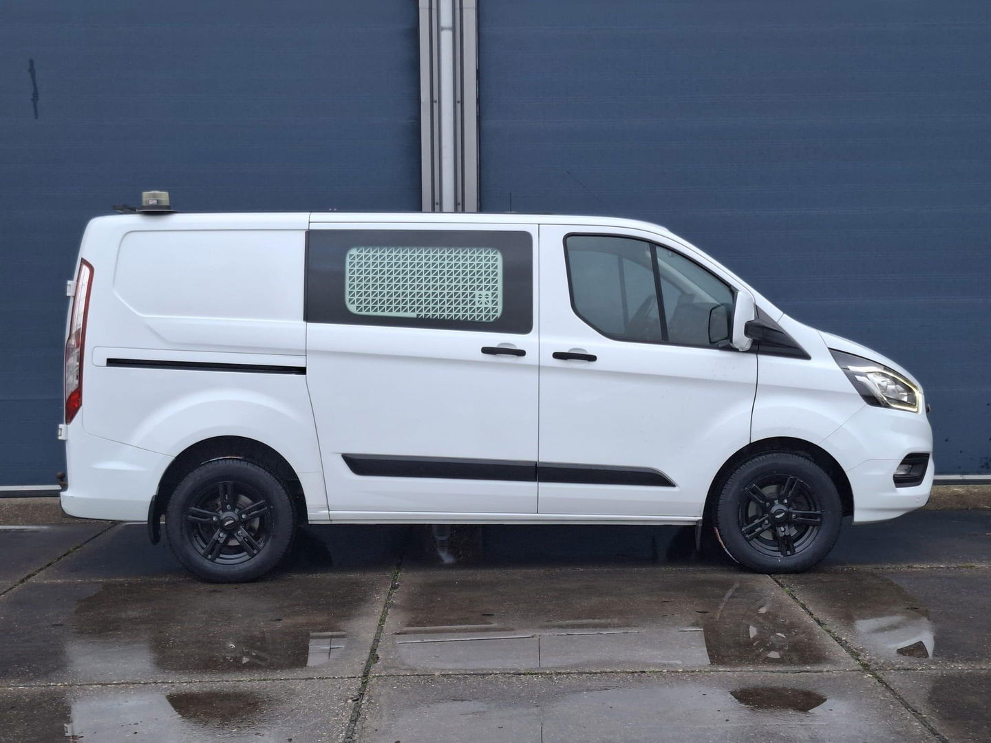 Ford Transit Custom 300L 2.0TD130Pk/96Kw mHEV M6 Ambiente AIRCO / CRUISE CONTROLE / TREKHAAK / EURO 6 / 3 ZITS