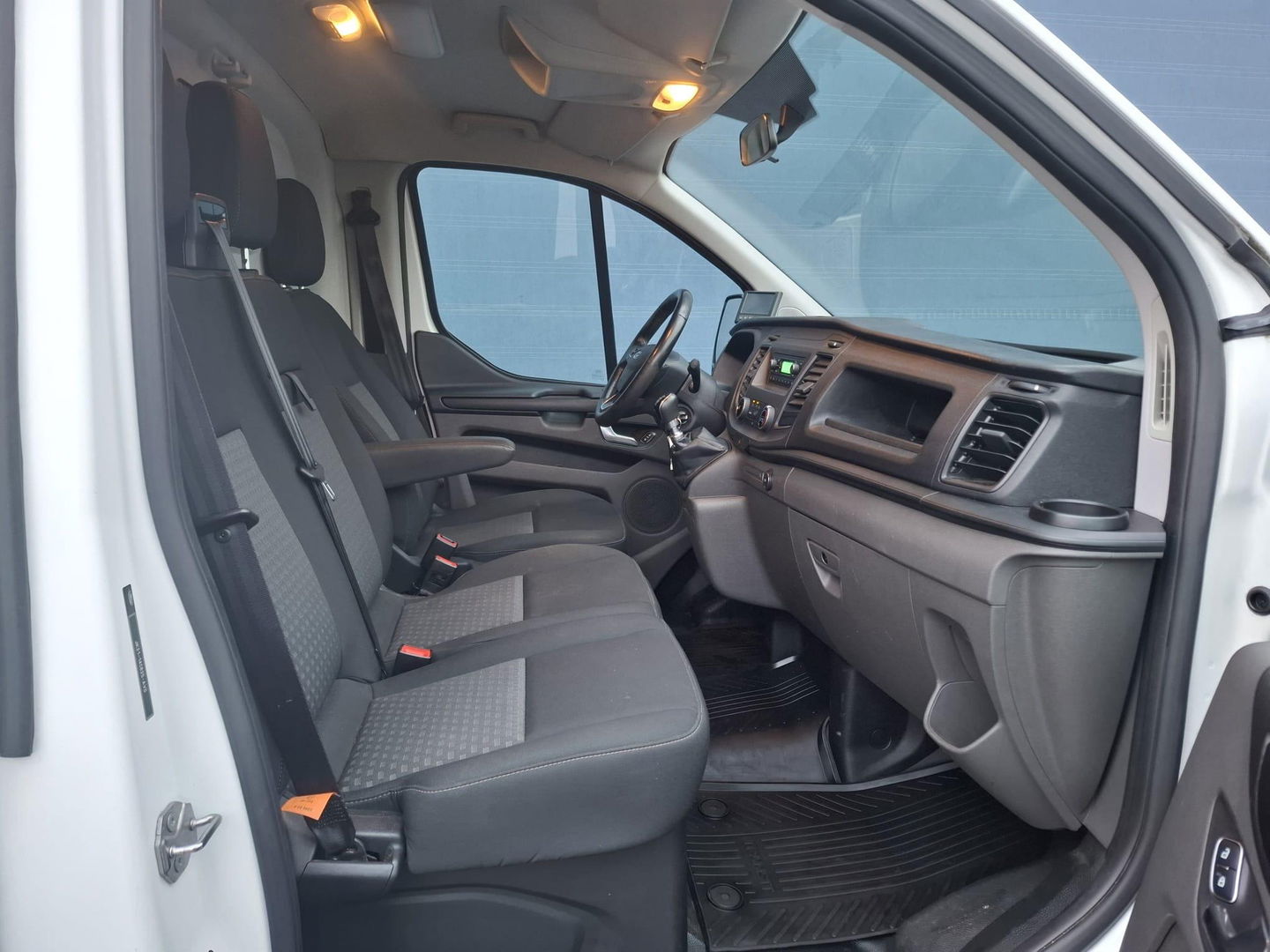 Ford Transit Custom 300L 2.0TD130Pk/96Kw mHEV M6 Ambiente AIRCO / CRUISE CONTROLE / TREKHAAK / EURO 6 / 3 ZITS