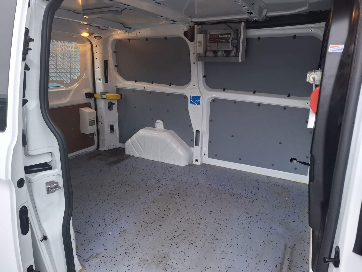 Ford Transit Custom 300L 2.0TD130Pk/96Kw mHEV M6 Ambiente AIRCO / CRUISE CONTROLE / TREKHAAK / EURO 6 / 3 ZITS