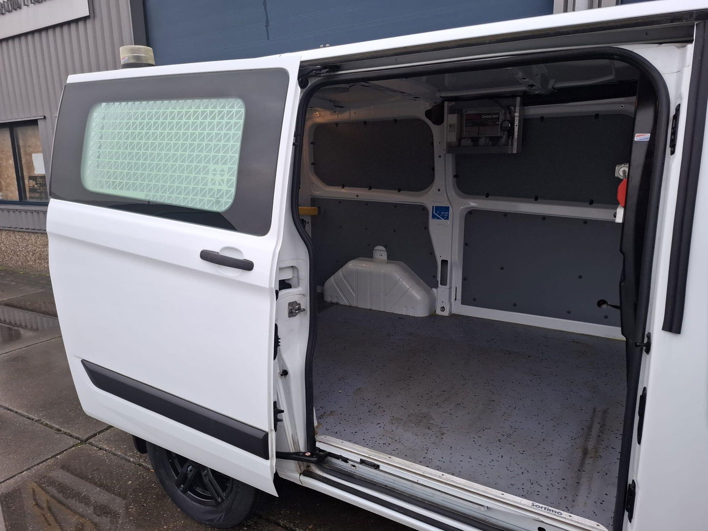 Ford Transit Custom 300L 2.0TD130Pk/96Kw mHEV M6 Ambiente AIRCO / CRUISE CONTROLE / TREKHAAK / EURO 6 / 3 ZITS