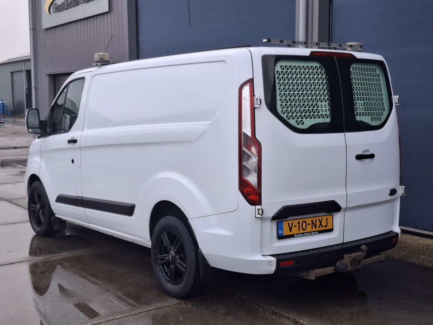 Ford Transit Custom 300L 2.0TD130Pk/96Kw mHEV M6 Ambiente AIRCO / CRUISE CONTROLE / TREKHAAK / EURO 6 / 3 ZITS