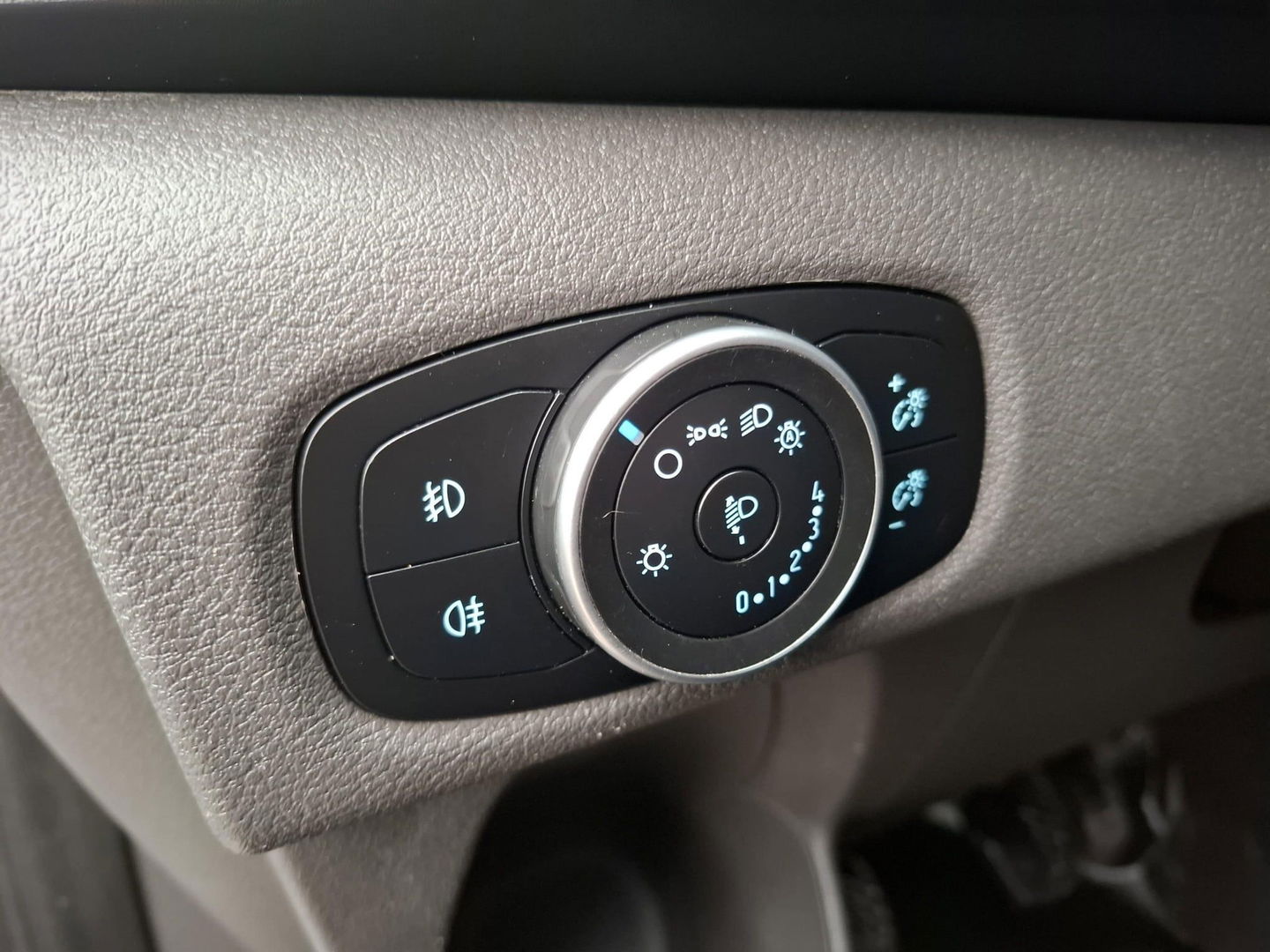 Ford Transit Custom 340 2.0 TDCI L1H1 Trend TRAIL UITVOERING / LED / CRUISE CONTROLE / CARPLAY / TREKHAAK / LEER