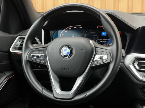 BMW 3 Serie 318i High Executive Edition | Apple Carplay | Sfeerverlichting | Keyless Go | Stop&Go | Airconditioning | Parkeersensoren |