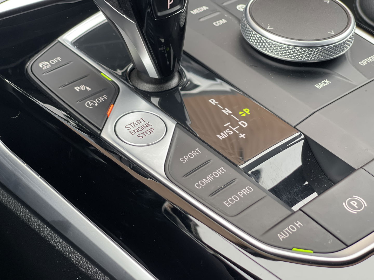 BMW 3 Serie 318i High Executive Edition | Apple Carplay | Sfeerverlichting | Keyless Go | Stop&Go | Airconditioning | Parkeersensoren |