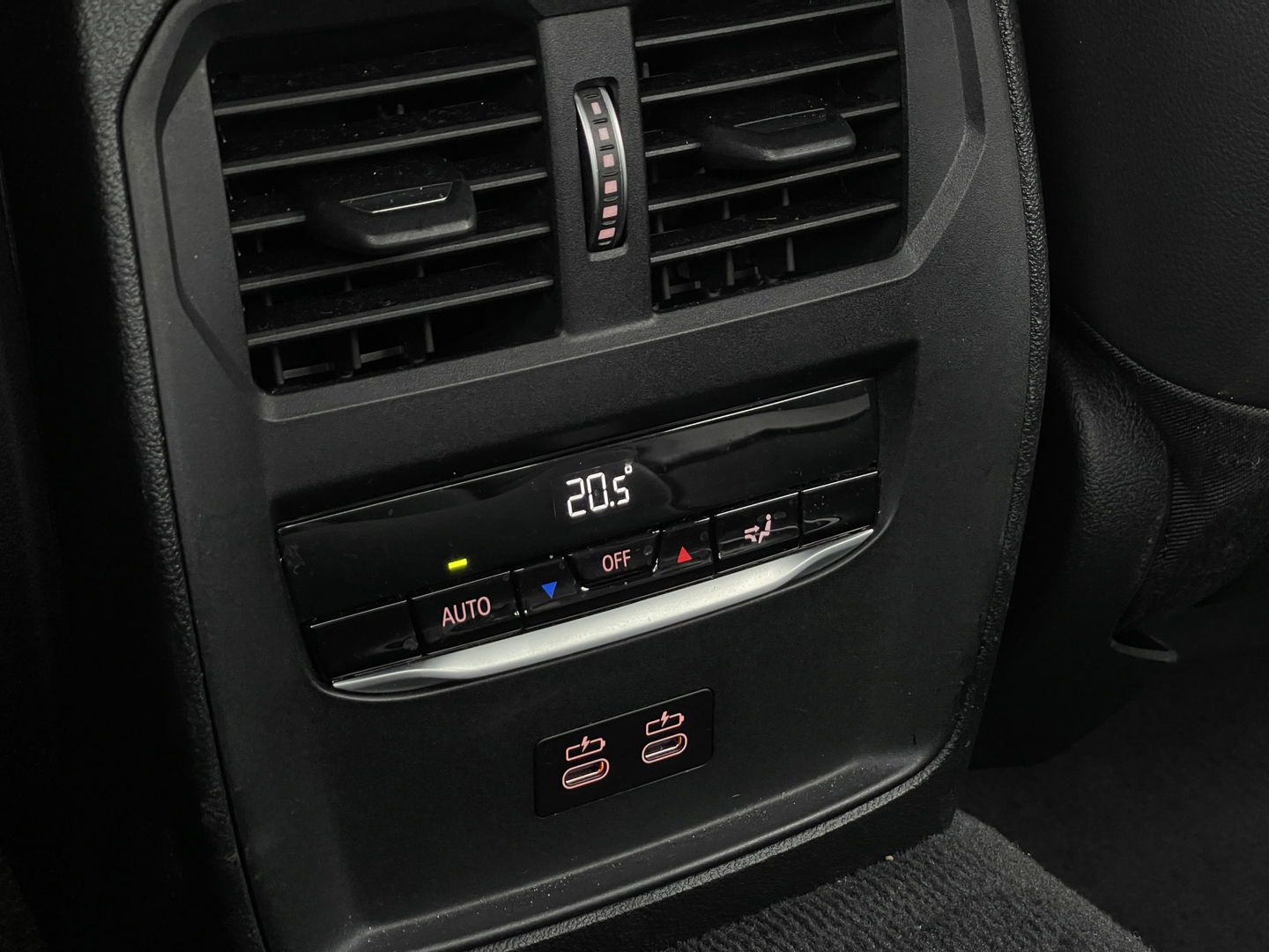 BMW 3 Serie 318i High Executive Edition | Apple Carplay | Sfeerverlichting | Keyless Go | Stop&Go | Airconditioning | Parkeersensoren |