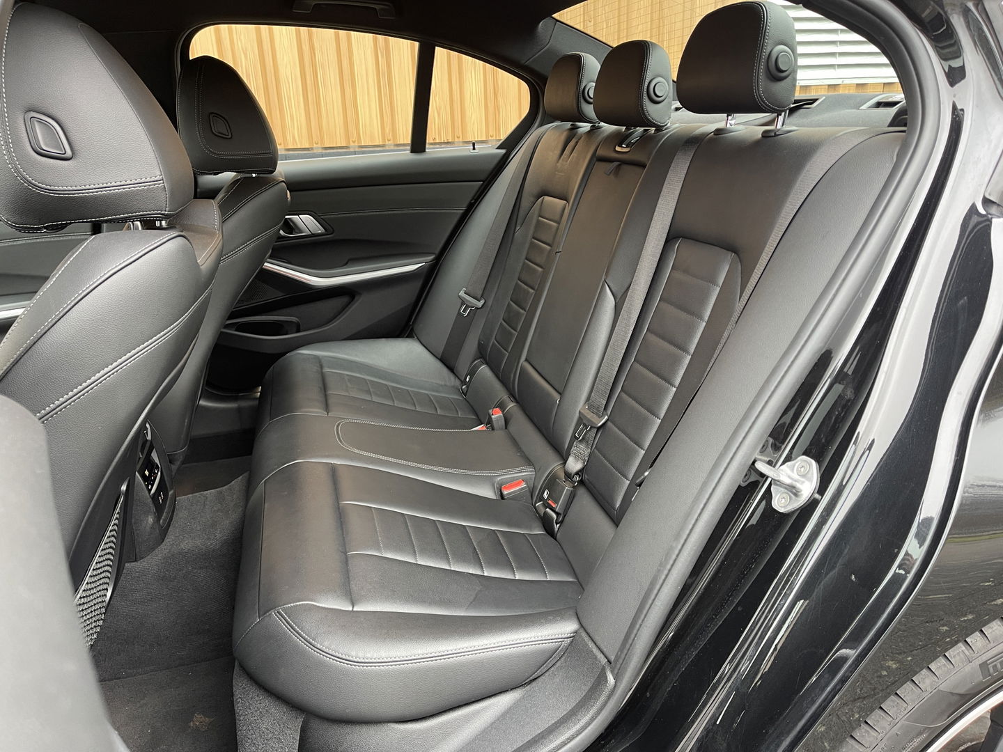 BMW 3 Serie 318i High Executive Edition | Apple Carplay | Sfeerverlichting | Keyless Go | Stop&Go | Airconditioning | Parkeersensoren |