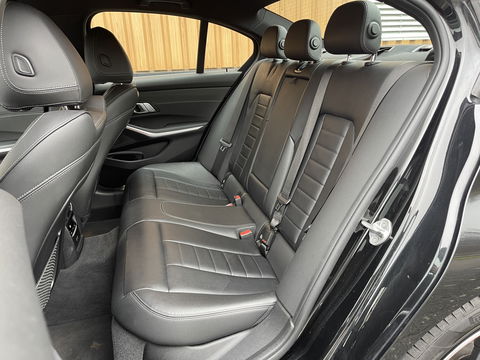 BMW 3 Serie 318i High Executive Edition | Apple Carplay | Sfeerverlichting | Keyless Go | Stop&Go | Airconditioning | Parkeersensoren |