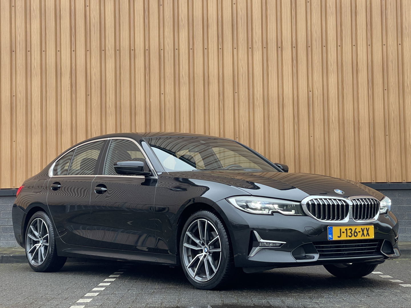 BMW 3 Serie 318i High Executive Edition | Apple Carplay | Sfeerverlichting | Keyless Go | Stop&Go | Airconditioning | Parkeersensoren |