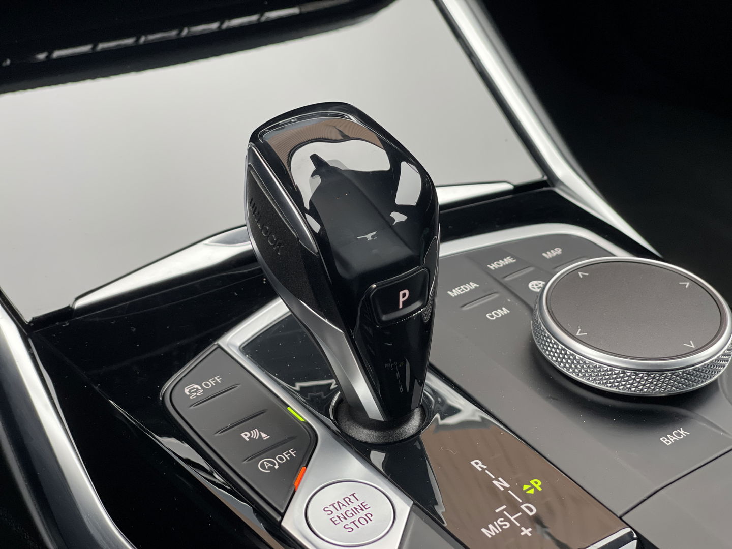 BMW 3 Serie 318i High Executive Edition | Apple Carplay | Sfeerverlichting | Keyless Go | Stop&Go | Airconditioning | Parkeersensoren |