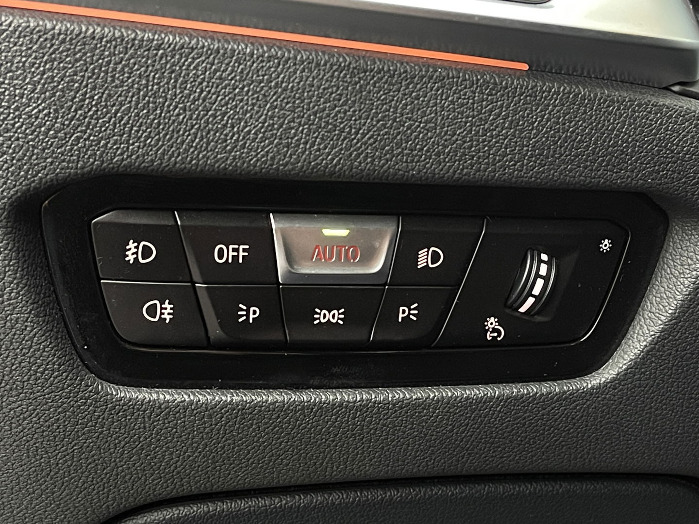 BMW 3 Serie 318i High Executive Edition | Apple Carplay | Sfeerverlichting | Keyless Go | Stop&Go | Airconditioning | Parkeersensoren |