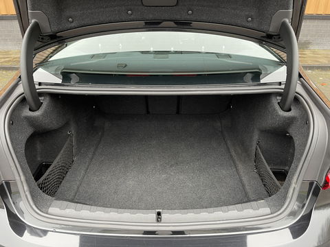 BMW 3 Serie 318i High Executive Edition | Apple Carplay | Sfeerverlichting | Keyless Go | Stop&Go | Airconditioning | Parkeersensoren |