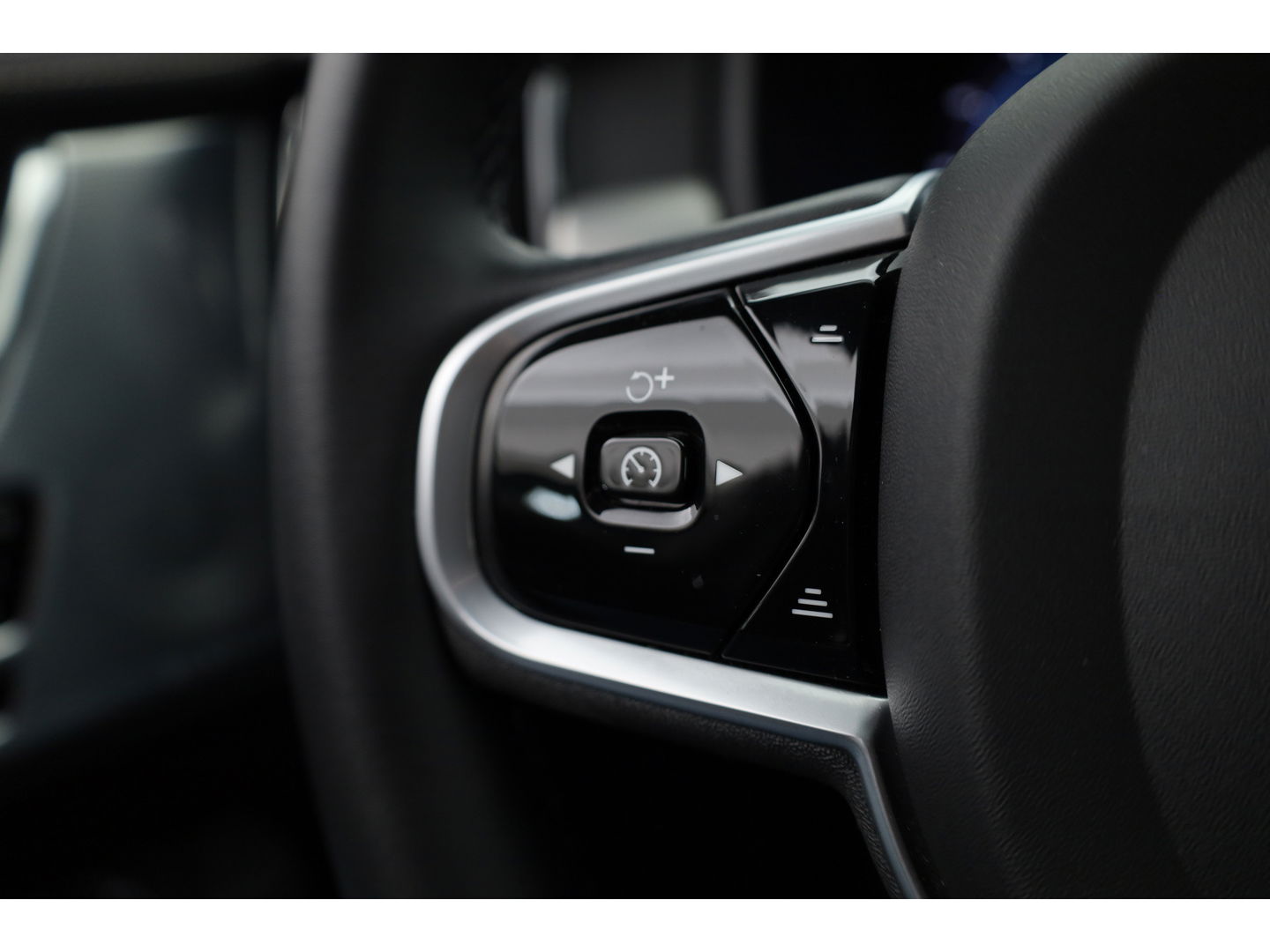 Volvo V90 2.0 T8 Recharge R-Design | Bowers & Wilkins | Luchtvering | Trekhaak | Pano | Head-up | 360 Camera |