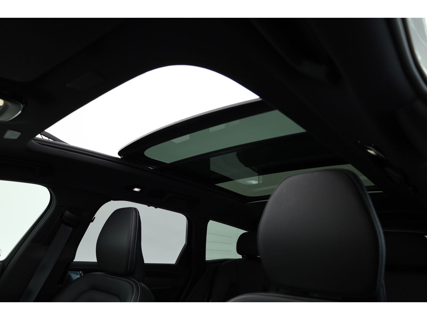 Volvo V90 2.0 T8 Recharge R-Design | Bowers & Wilkins | Luchtvering | Trekhaak | Pano | Head-up | 360 Camera |