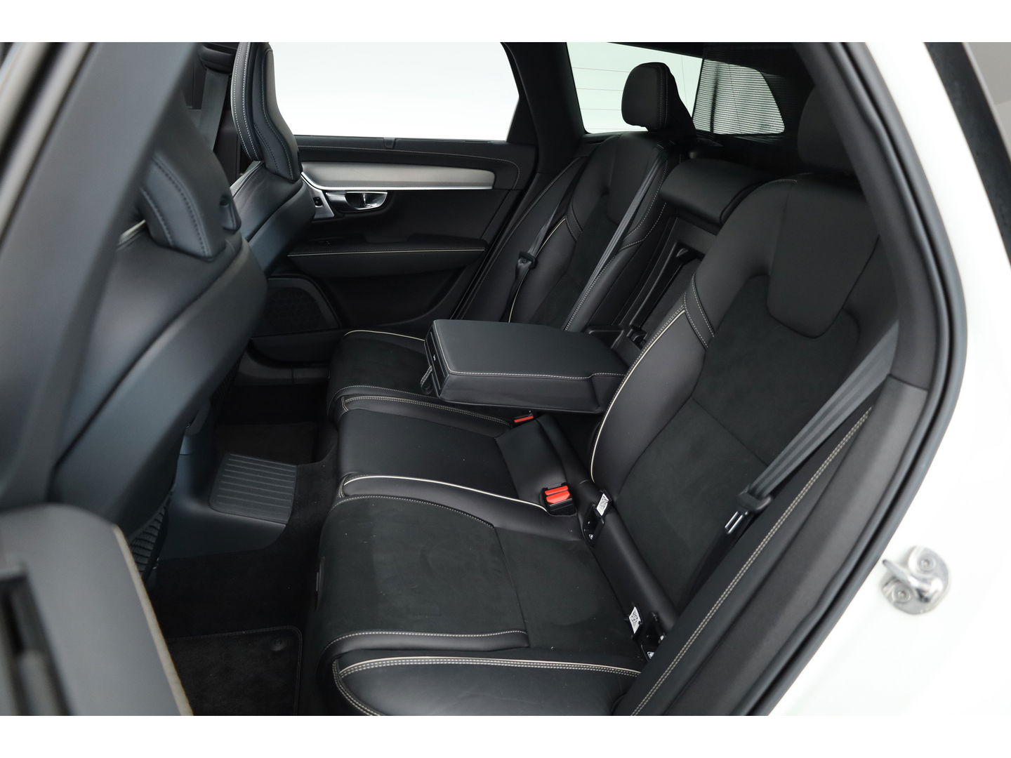 Volvo V90 2.0 T8 Recharge R-Design | Bowers & Wilkins | Luchtvering | Trekhaak | Pano | Head-up | 360 Camera |