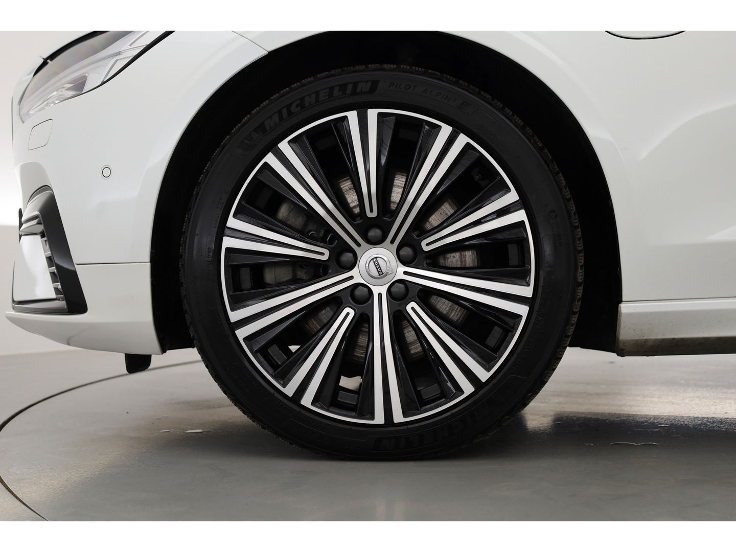 Volvo V90 2.0 T8 Recharge R-Design | Bowers & Wilkins | Luchtvering | Trekhaak | Pano | Head-up | 360 Camera |