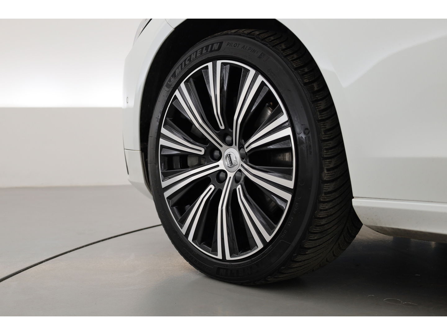 Volvo V90 2.0 T8 Recharge R-Design | Bowers & Wilkins | Luchtvering | Trekhaak | Pano | Head-up | 360 Camera |