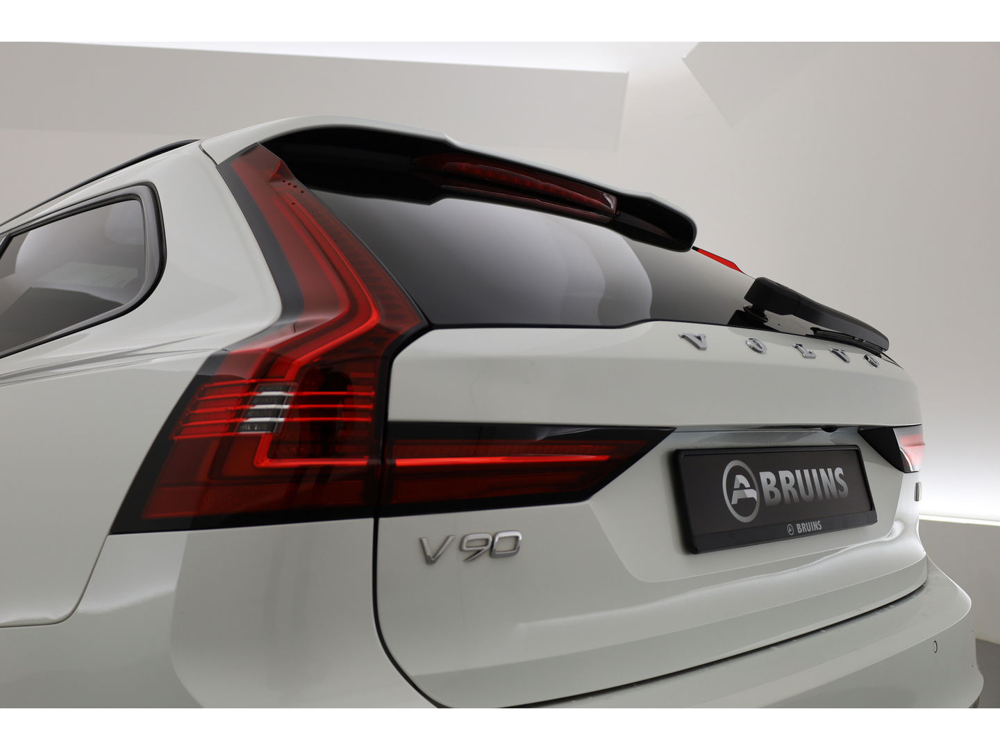 Volvo V90 2.0 T8 Recharge R-Design | Bowers & Wilkins | Luchtvering | Trekhaak | Pano | Head-up | 360 Camera |