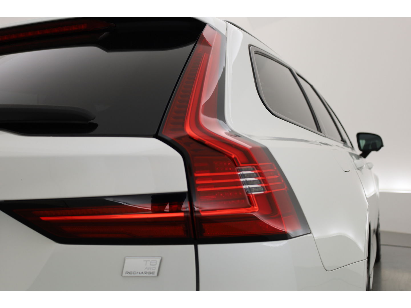 Volvo V90 2.0 T8 Recharge R-Design | Bowers & Wilkins | Luchtvering | Trekhaak | Pano | Head-up | 360 Camera |