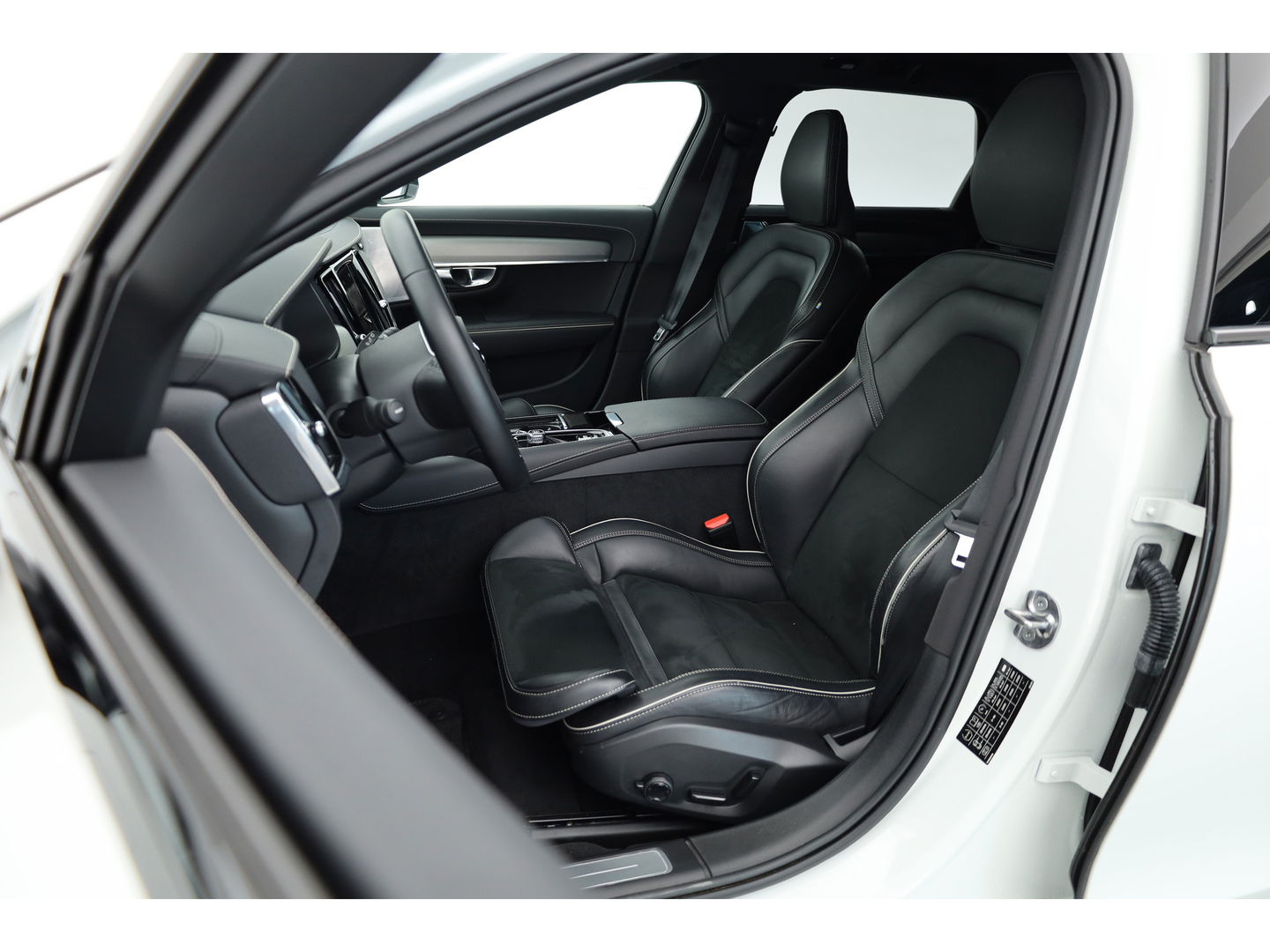 Volvo V90 2.0 T8 Recharge R-Design | Bowers & Wilkins | Luchtvering | Trekhaak | Pano | Head-up | 360 Camera |