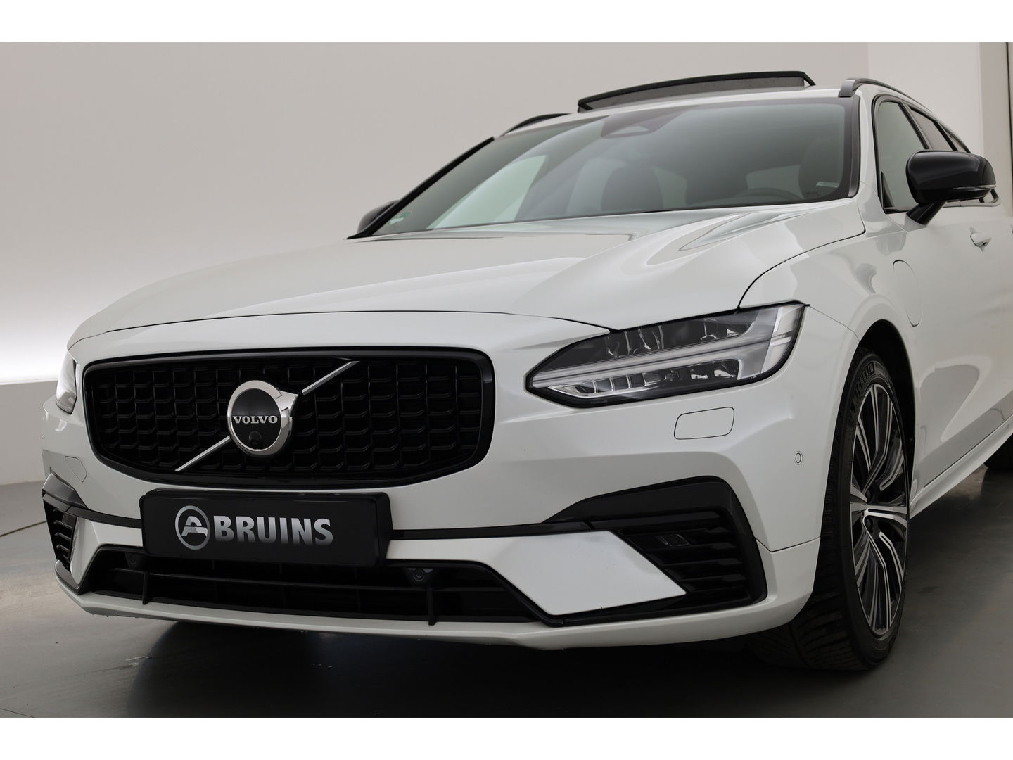 Volvo V90 2.0 T8 Recharge R-Design | Bowers & Wilkins | Luchtvering | Trekhaak | Pano | Head-up | 360 Camera |