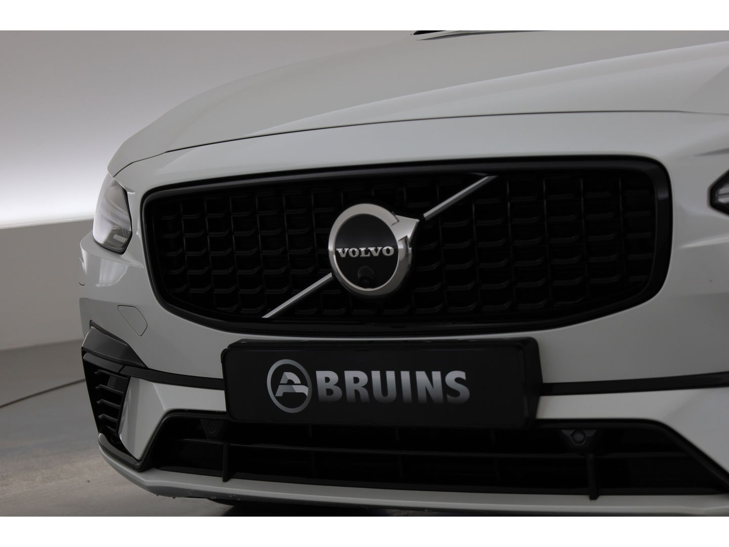 Volvo V90 2.0 T8 Recharge R-Design | Bowers & Wilkins | Luchtvering | Trekhaak | Pano | Head-up | 360 Camera |