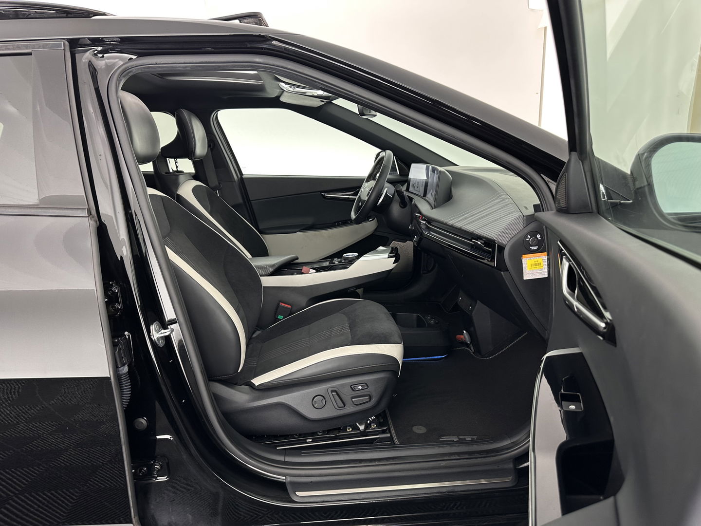 Kia Ev6 GT-Line 77.4 kWh (3-Fase-11kW) {SOH-100%} (INCL-BTW) Aut. *HEATPUMP | PANO | HEAD-UP | LEATHER-ALCANTARA | ADAPTIVE-CRUISE | DIGI-COCKPIT | MERIDIAN-AUDIO | MEMORYPACK | FULL-LED | KEYLESS | TOPVIEW | DAB | BLINDSPOT | NAVI-FULLMAP |