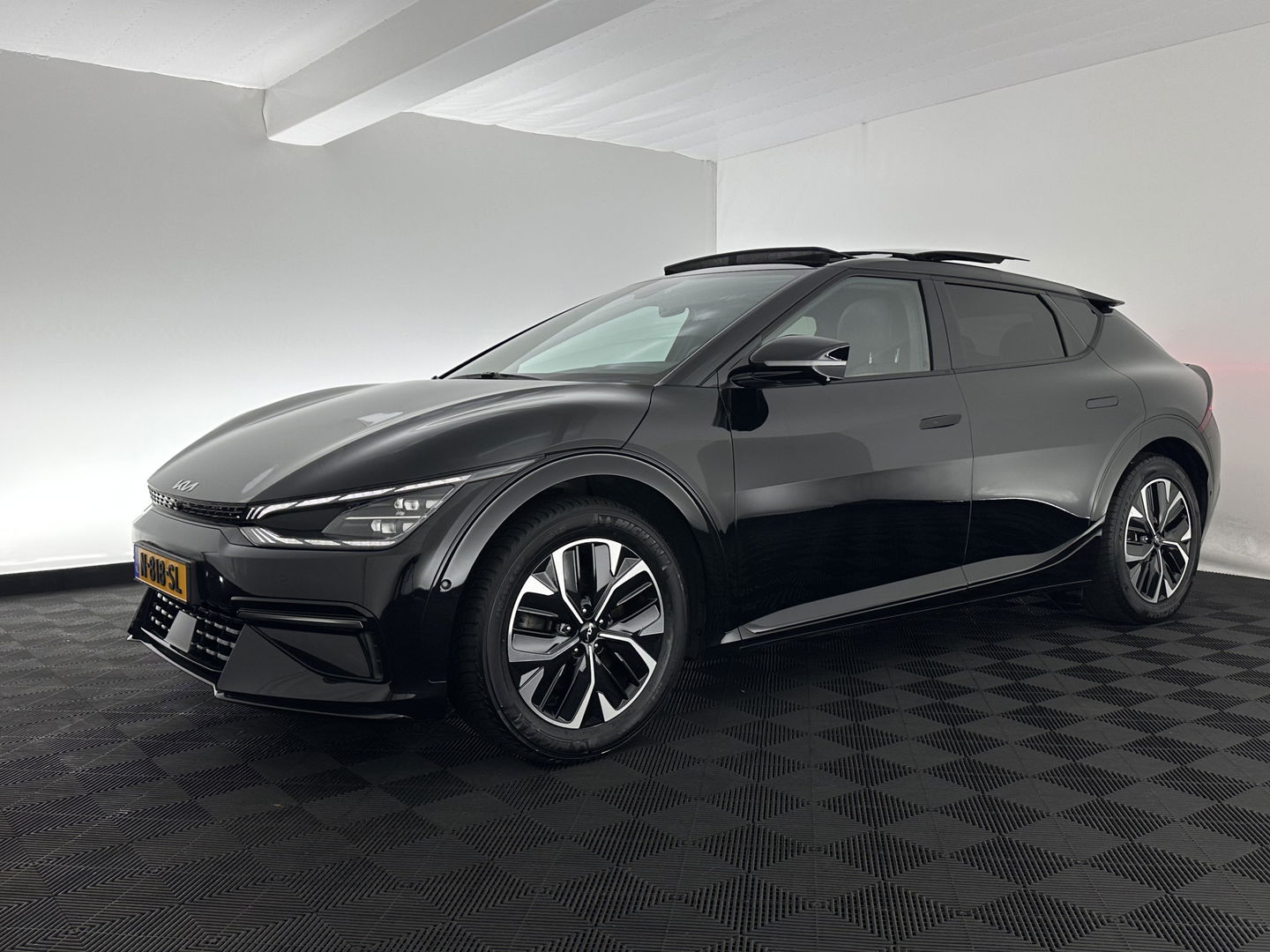 Kia Ev6 GT-Line 77.4 kWh (3-Fase-11kW) {SOH-100%} (INCL-BTW) Aut. *HEATPUMP | PANO | HEAD-UP | LEATHER-ALCANTARA | ADAPTIVE-CRUISE | DIGI-COCKPIT | MERIDIAN-AUDIO | MEMORYPACK | FULL-LED | KEYLESS | TOPVIEW | DAB | BLINDSPOT | NAVI-FULLMAP |