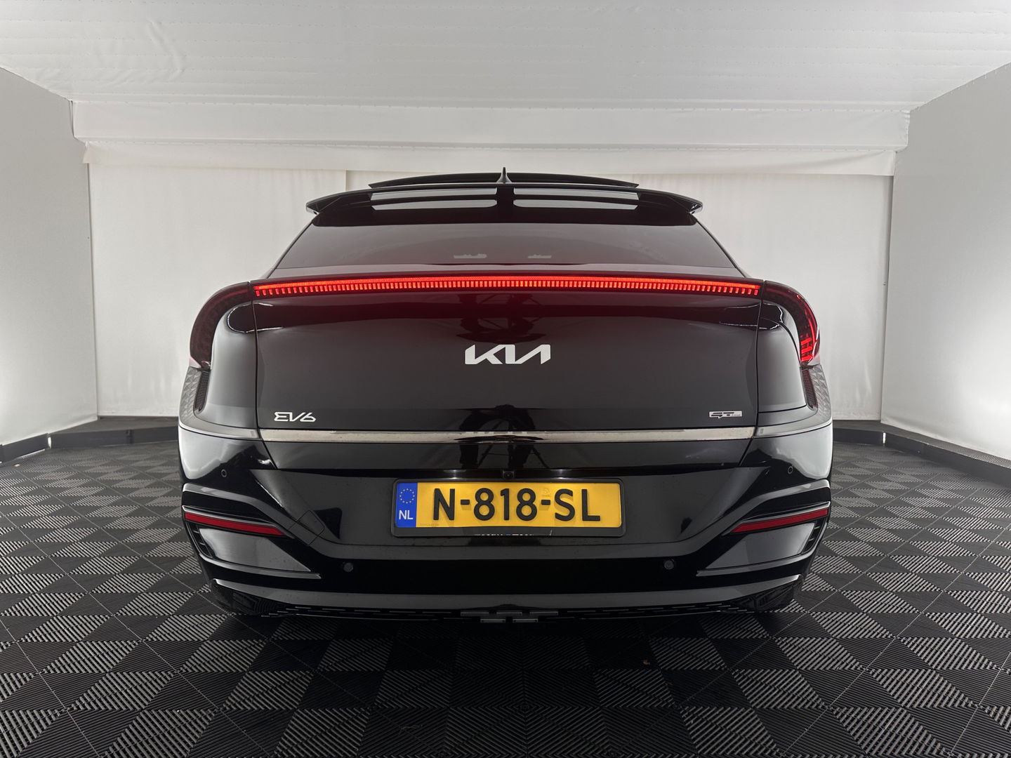 Kia Ev6 GT-Line 77.4 kWh (3-Fase-11kW) {SOH-100%} (INCL-BTW) Aut. *HEATPUMP | PANO | HEAD-UP | LEATHER-ALCANTARA | ADAPTIVE-CRUISE | DIGI-COCKPIT | MERIDIAN-AUDIO | MEMORYPACK | FULL-LED | KEYLESS | TOPVIEW | DAB | BLINDSPOT | NAVI-FULLMAP |