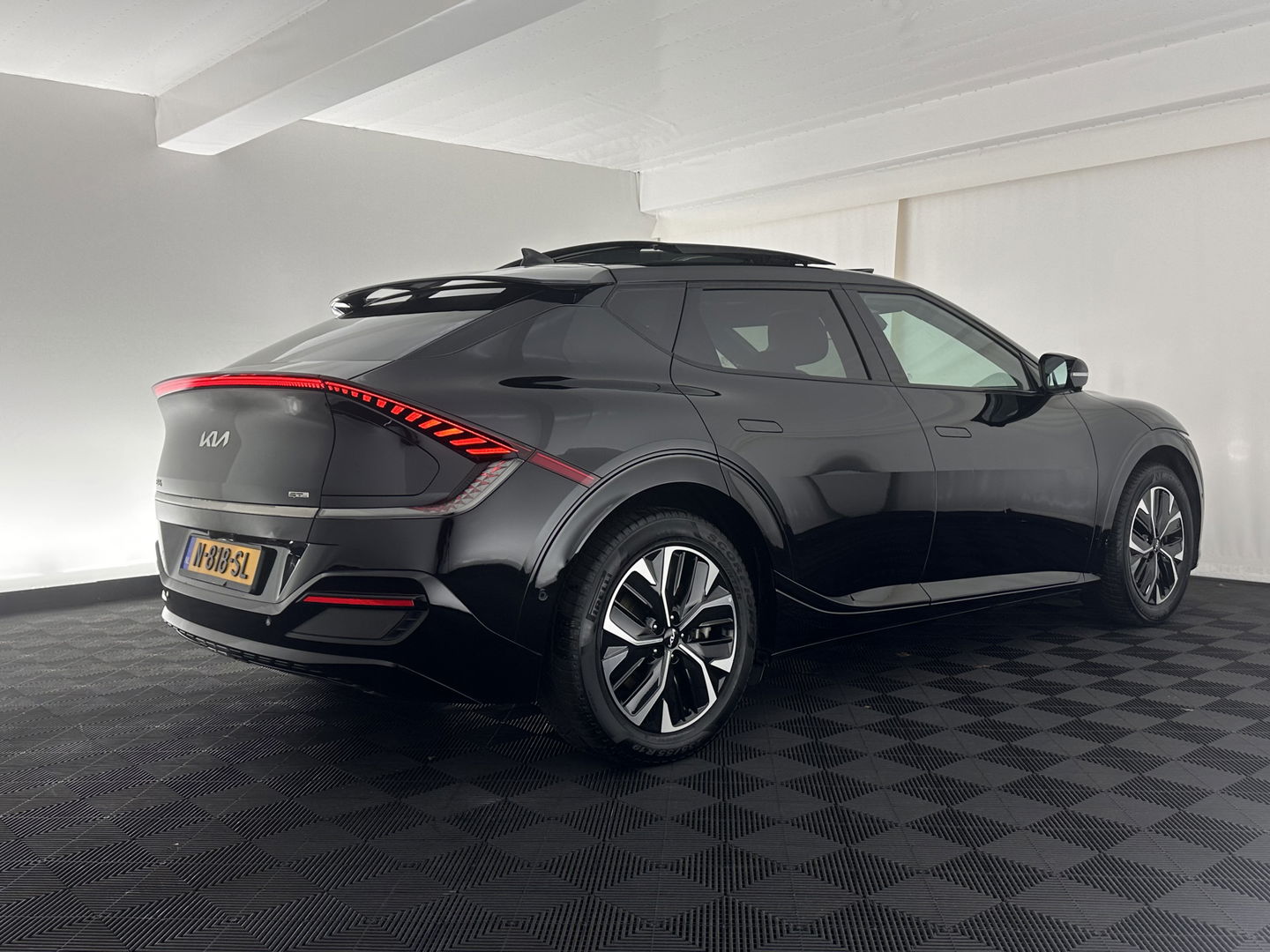 Kia Ev6 GT-Line 77.4 kWh (3-Fase-11kW) {SOH-100%} (INCL-BTW) Aut. *HEATPUMP | PANO | HEAD-UP | LEATHER-ALCANTARA | ADAPTIVE-CRUISE | DIGI-COCKPIT | MERIDIAN-AUDIO | MEMORYPACK | FULL-LED | KEYLESS | TOPVIEW | DAB | BLINDSPOT | NAVI-FULLMAP |