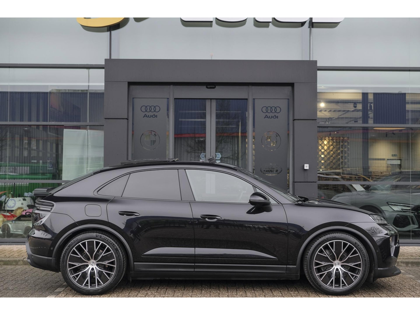 Porsche Macan 4 388pk 100kWh Panoramadak Luchtvering Bijrijdersdisplay 18-weg Sportstoelen Bose NLauto