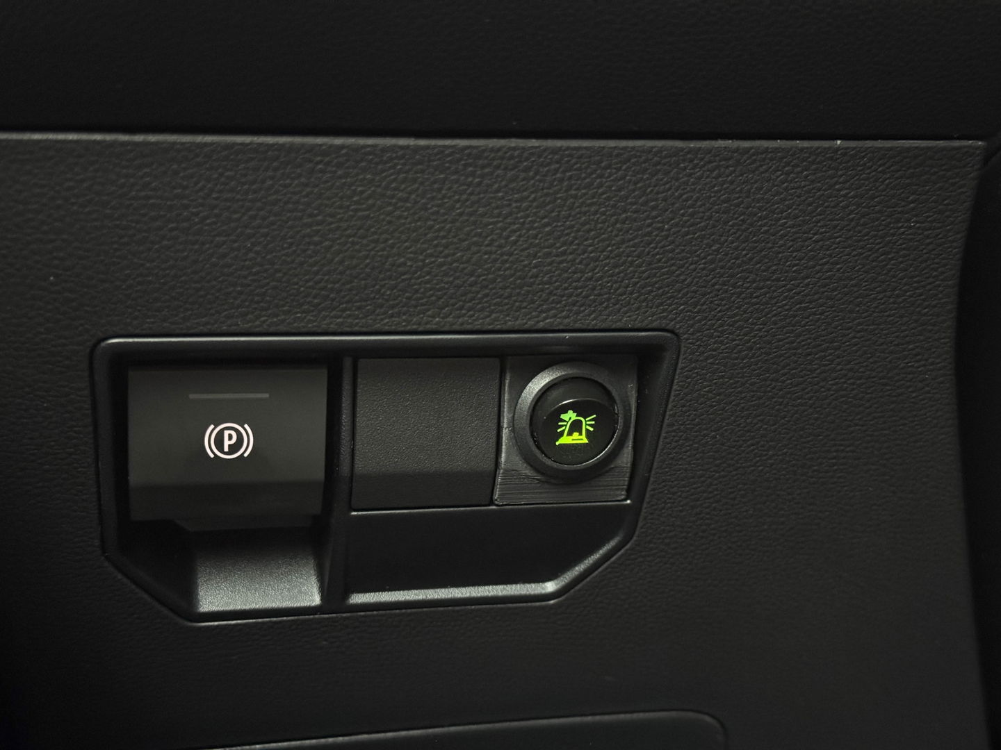 Dacia Duster 1.2 TCe 130 mild hybrid 4x4 Extreme | All-Terrain | 1500 KG Trekken | Apple Carplay | Android Auto | 360° Camera | Lane Assist | Dodehoeksensor | DAB | Led Flitsers | Keyless |