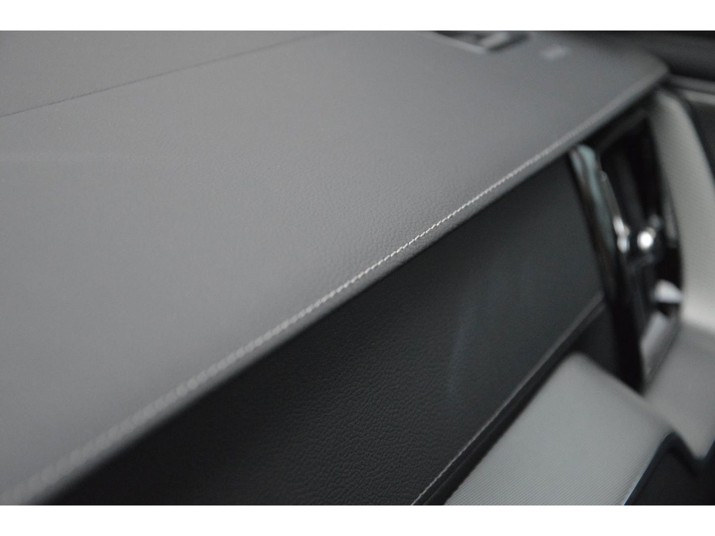 Volvo XC60 T6 Hybride AWD Black Edition | Head-Up Display | Trekhaak | Stoel + Stuur Verwarming | Panoramadak | Pilot-assist |