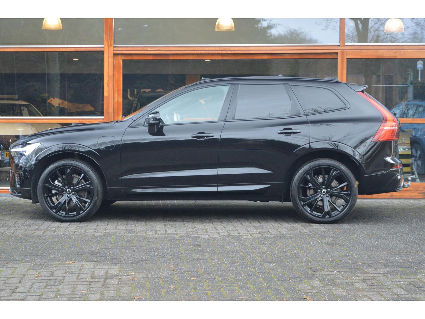 Volvo XC60 T6 Hybride AWD Black Edition | Head-Up Display | Trekhaak | Stoel + Stuur Verwarming | Panoramadak | Pilot-assist |