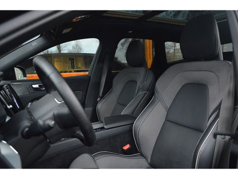 Volvo XC60 T6 Hybride AWD Black Edition | Head-Up Display | Trekhaak | Stoel + Stuur Verwarming | Panoramadak | Pilot-assist |