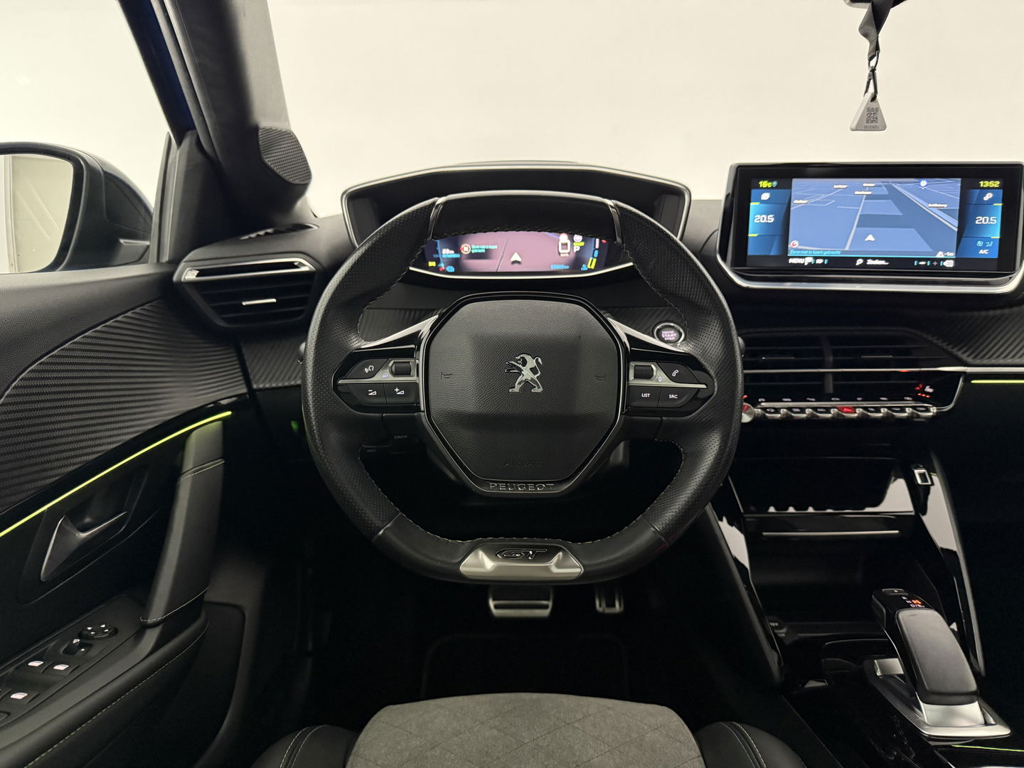 Peugeot e-208 EV GT 350 50 kWh | SOH 91% | Snelladen | Pano | 360° | Virtual | Sfeerverl. | Carplay | Stoelverw. | Keyless | NAP