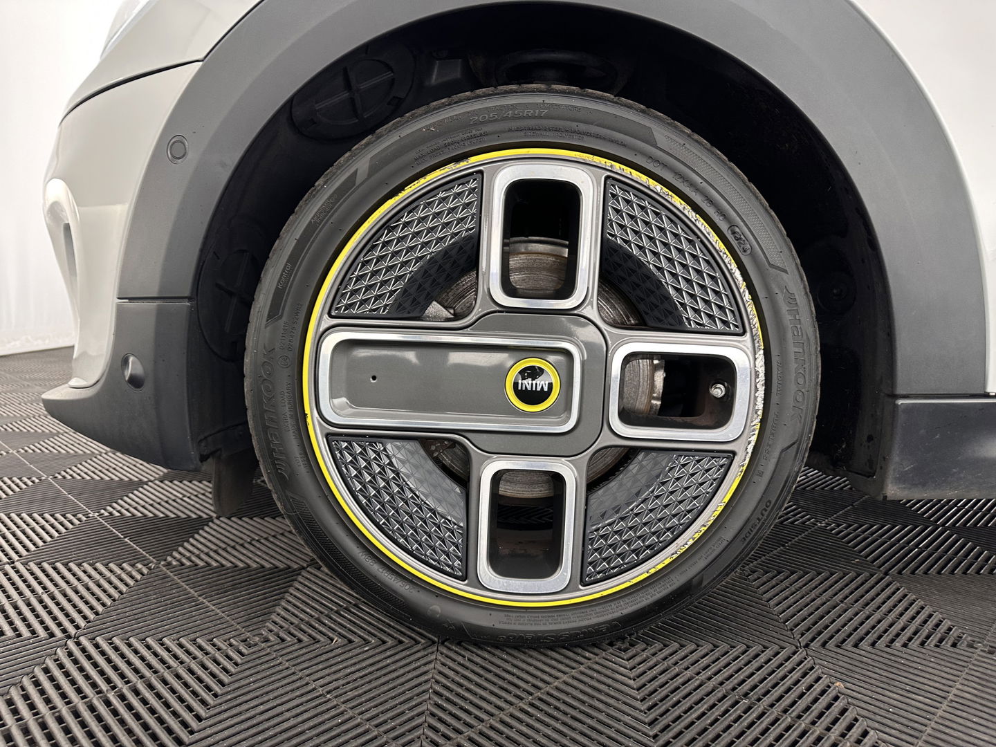 MINI Mini Electric Yours 33 kWh [ 3-Fase-11kW ] {SOH-100%} (INCL-BTW) Aut.* HEATPUMP | PANO | LEATHER | DIGI-COCKPIT | HEAD-UP | FULL-LED | NAVI-FULLMAP | HEATED-SPORTSEATS | DAB | CRUISE | HARMAN/KARDON | CAMERA | KEYLESS | AMBIENTLIGHT | 17"ALU*