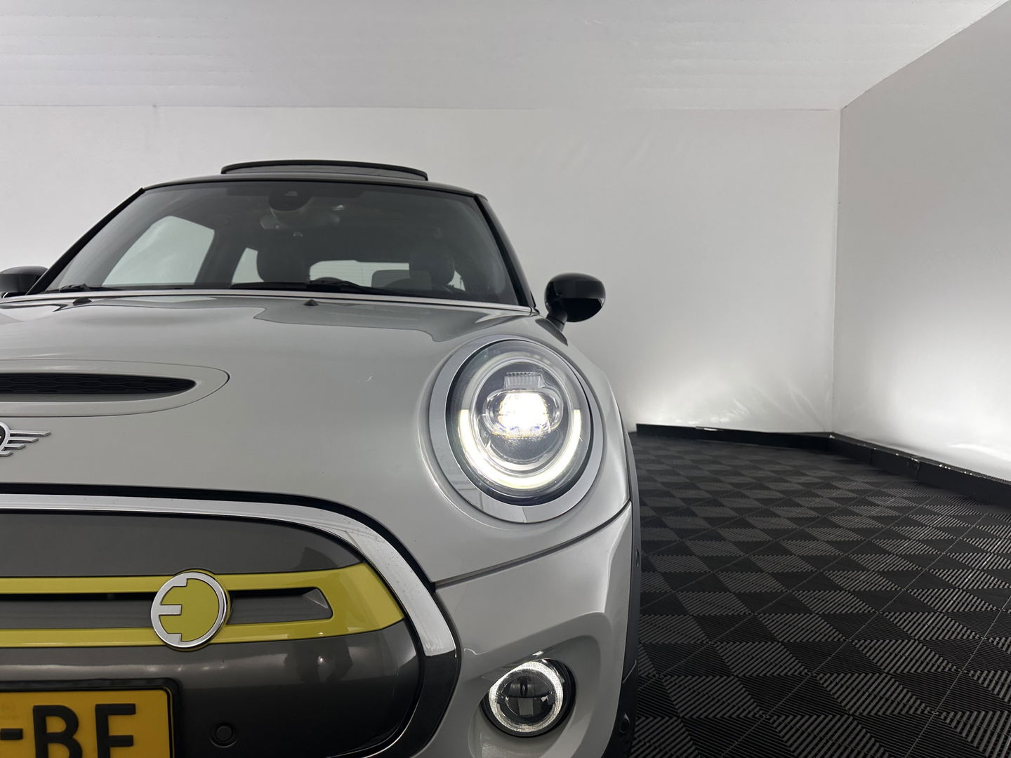 MINI Mini Electric Yours 33 kWh [ 3-Fase-11kW ] {SOH-100%} (INCL-BTW) Aut.* HEATPUMP | PANO | LEATHER | DIGI-COCKPIT | HEAD-UP | FULL-LED | NAVI-FULLMAP | HEATED-SPORTSEATS | DAB | CRUISE | HARMAN/KARDON | CAMERA | KEYLESS | AMBIENTLIGHT | 17"ALU*