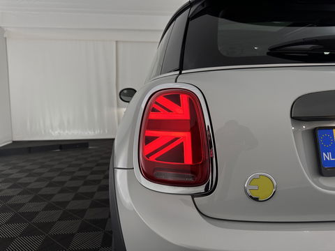 MINI Mini Electric Yours 33 kWh [ 3-Fase-11kW ] {SOH-100%} (INCL-BTW) Aut.* HEATPUMP | PANO | LEATHER | DIGI-COCKPIT | HEAD-UP | FULL-LED | NAVI-FULLMAP | HEATED-SPORTSEATS | DAB | CRUISE | HARMAN/KARDON | CAMERA | KEYLESS | AMBIENTLIGHT | 17"ALU*