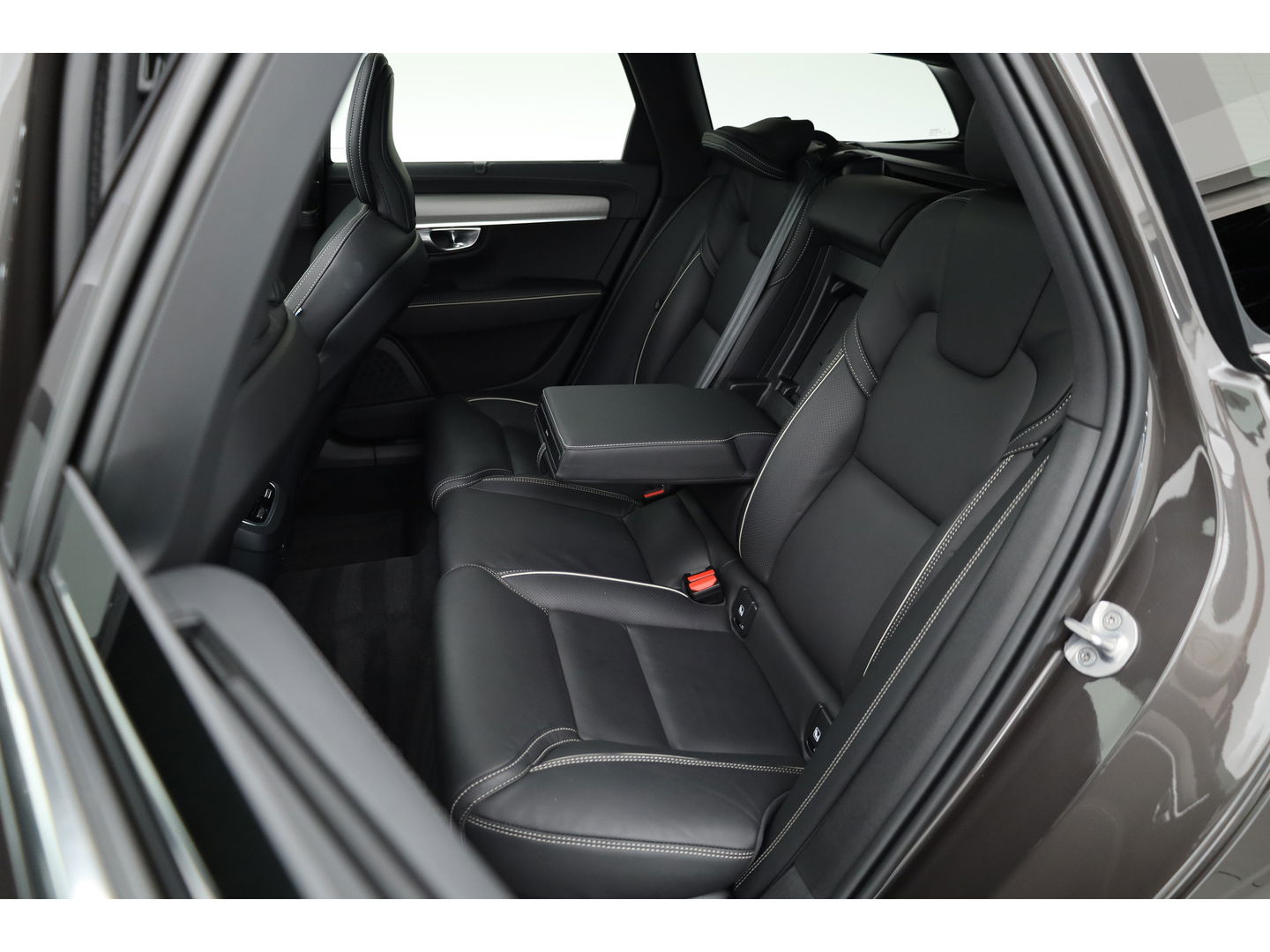 Volvo V90 B4 D Ultimate Bright 197pk | Pano | HUD | 360cam | H&K | Memory seats | Standkachel |