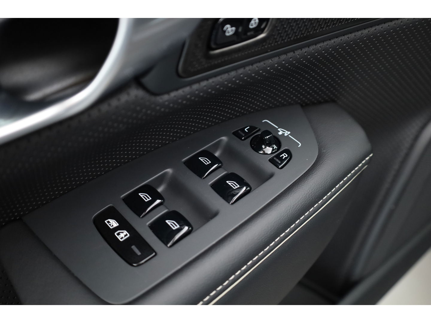 Volvo V90 B4 D Ultimate Bright 197pk | Pano | HUD | 360cam | H&K | Memory seats | Standkachel |