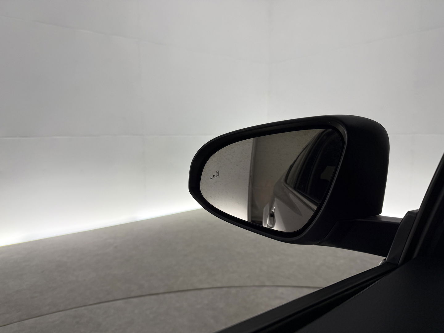 Toyota C-HR 1.2 Bi-Tone | Camera | Cruise | JBL | Stoelverw. | Parkeersens. | Navi | Keyless | NAP