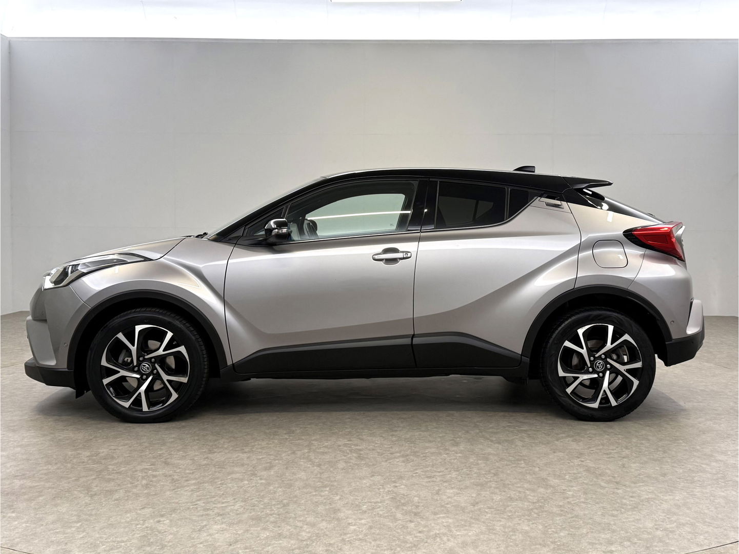 Toyota C-HR 1.2 Bi-Tone | Camera | Cruise | JBL | Stoelverw. | Parkeersens. | Navi | Keyless | NAP