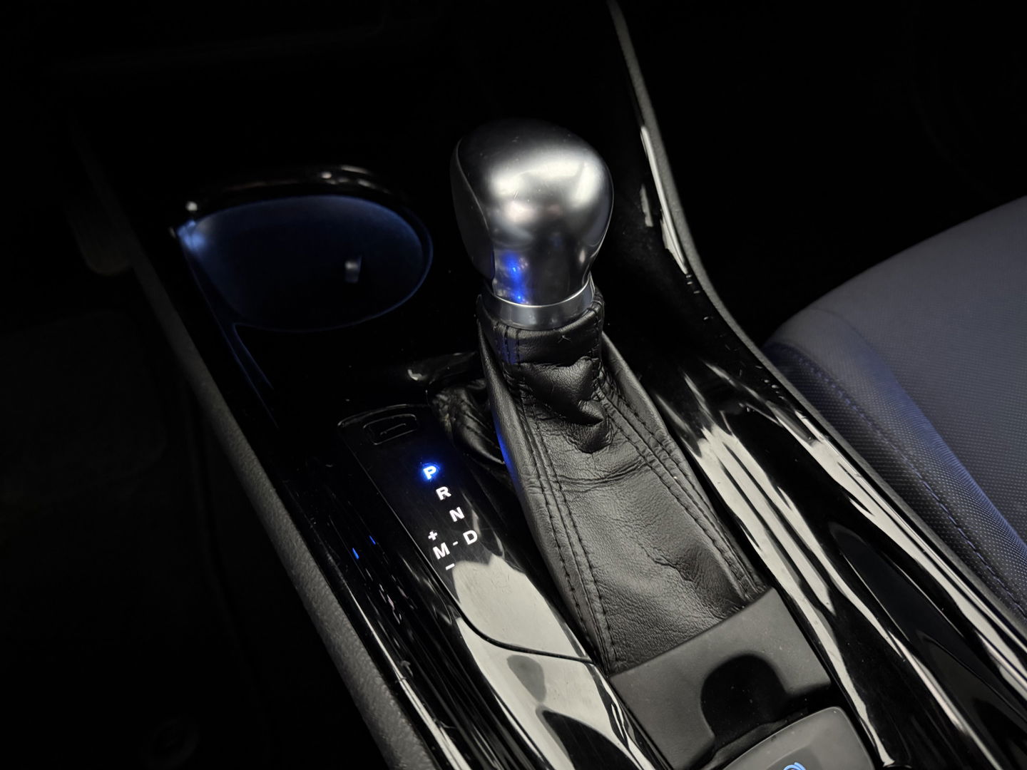 Toyota C-HR 1.2 Bi-Tone | Camera | Cruise | JBL | Stoelverw. | Parkeersens. | Navi | Keyless | NAP