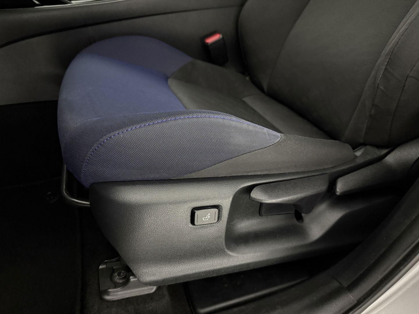 Toyota C-HR 1.2 Bi-Tone | Camera | Cruise | JBL | Stoelverw. | Parkeersens. | Navi | Keyless | NAP