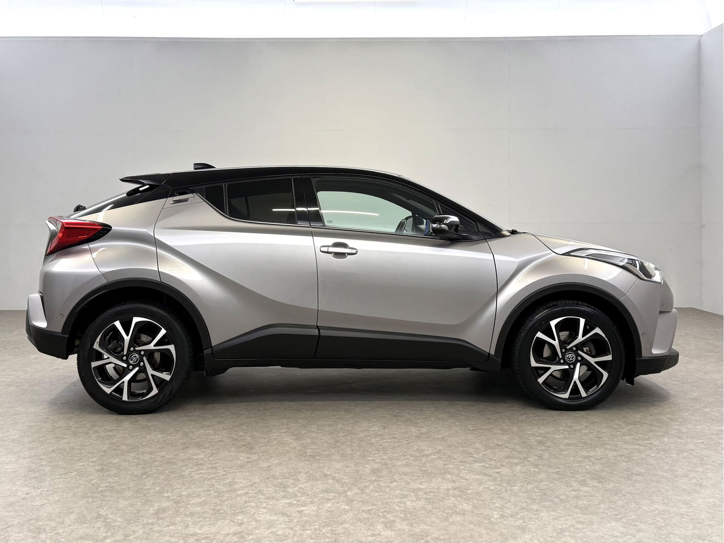 Toyota C-HR 1.2 Bi-Tone | Camera | Cruise | JBL | Stoelverw. | Parkeersens. | Navi | Keyless | NAP