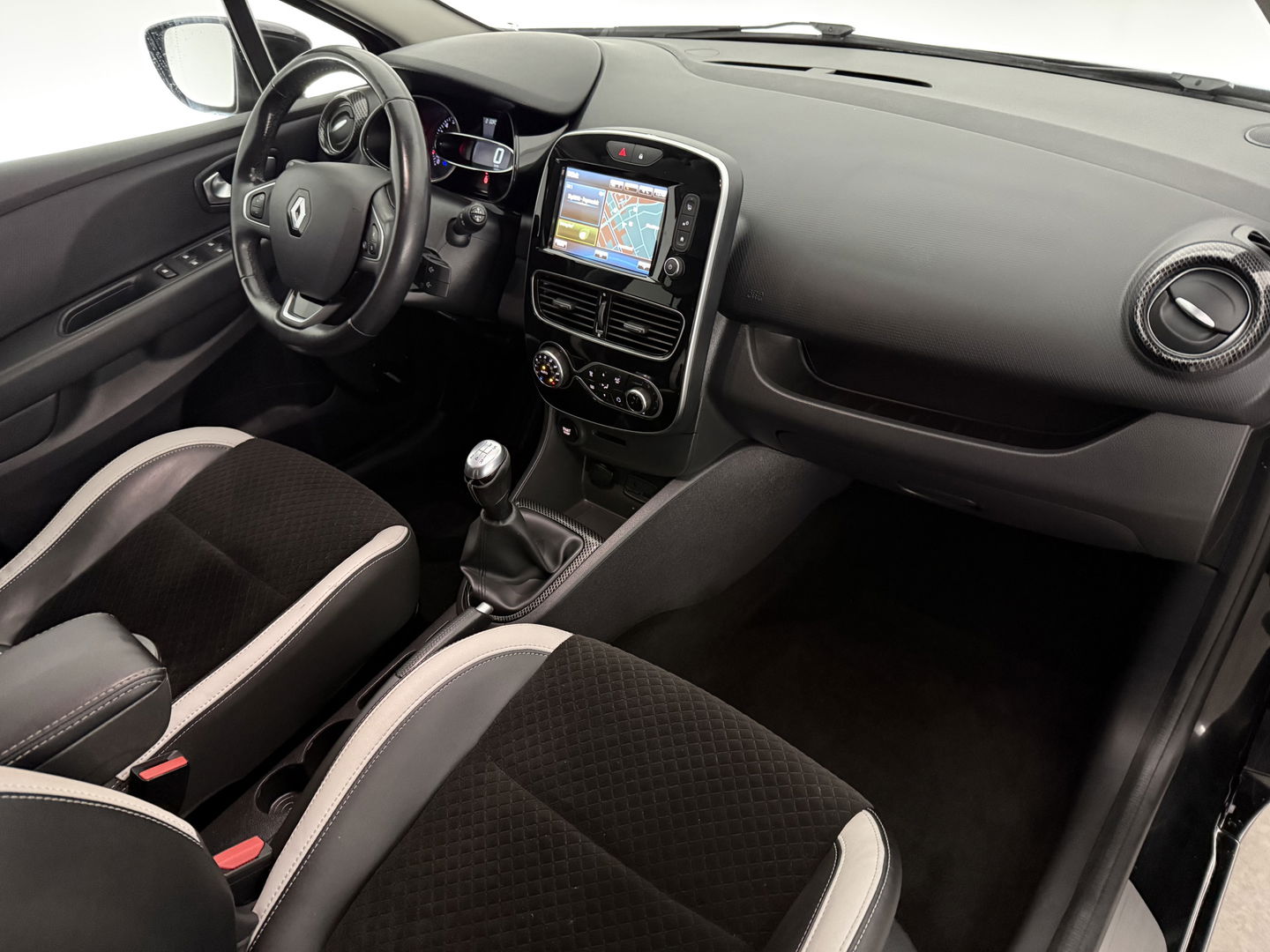 Renault Clio 0.9 TCe | Bose | LED | Clima | Cruise | Camera | Carplay | Trekh. | Stoelverw. | Parkeersens. | NAP