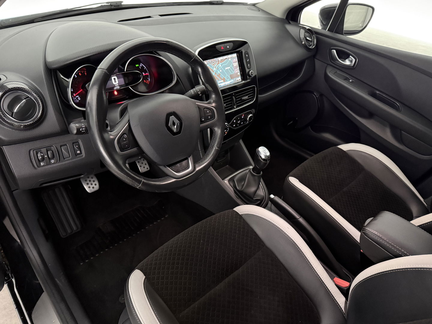 Renault Clio 0.9 TCe | Bose | LED | Clima | Cruise | Camera | Carplay | Trekh. | Stoelverw. | Parkeersens. | NAP