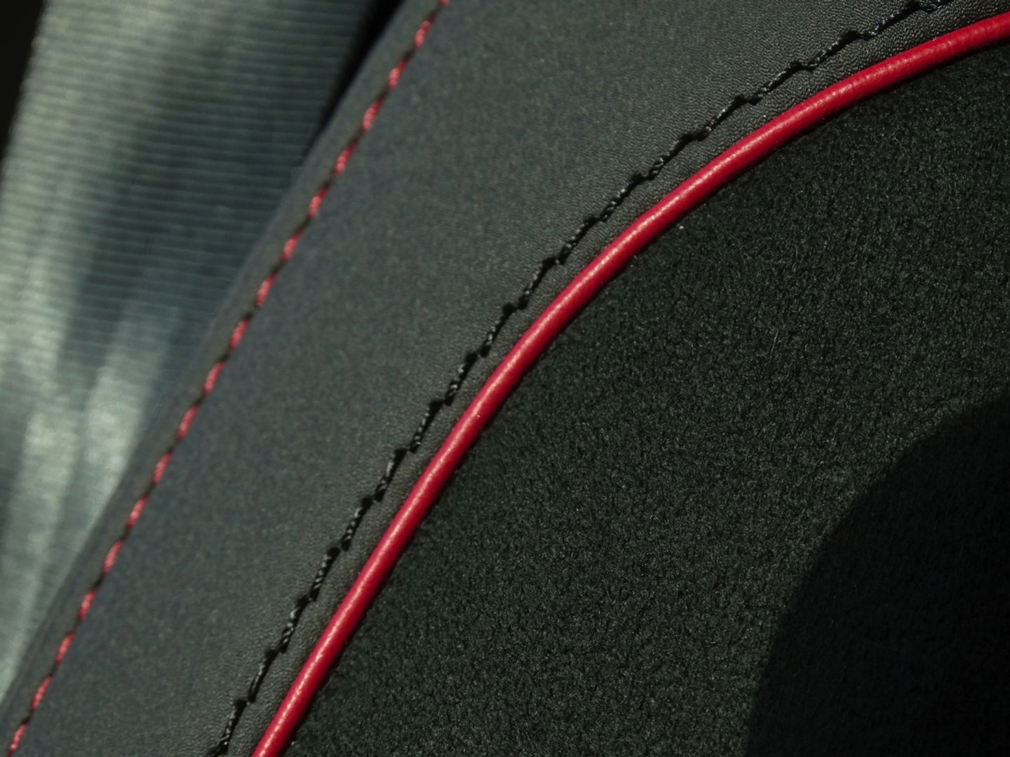 Land Rover Discovery Sport P300e 300PK automaat / R-Dynamic S / LED / 360° camera